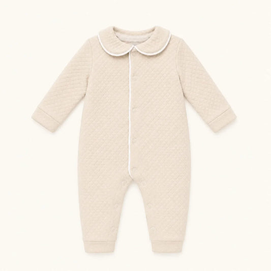 Babygrow camel para bebé quentinho  com detalhe de gola efrente com vivo branco, ideal para os dias frios