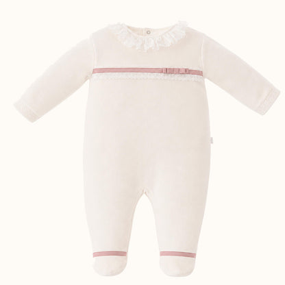 babygrow bege romântico de manga comprida com gola de renda e detalhes rosa velho para bebê