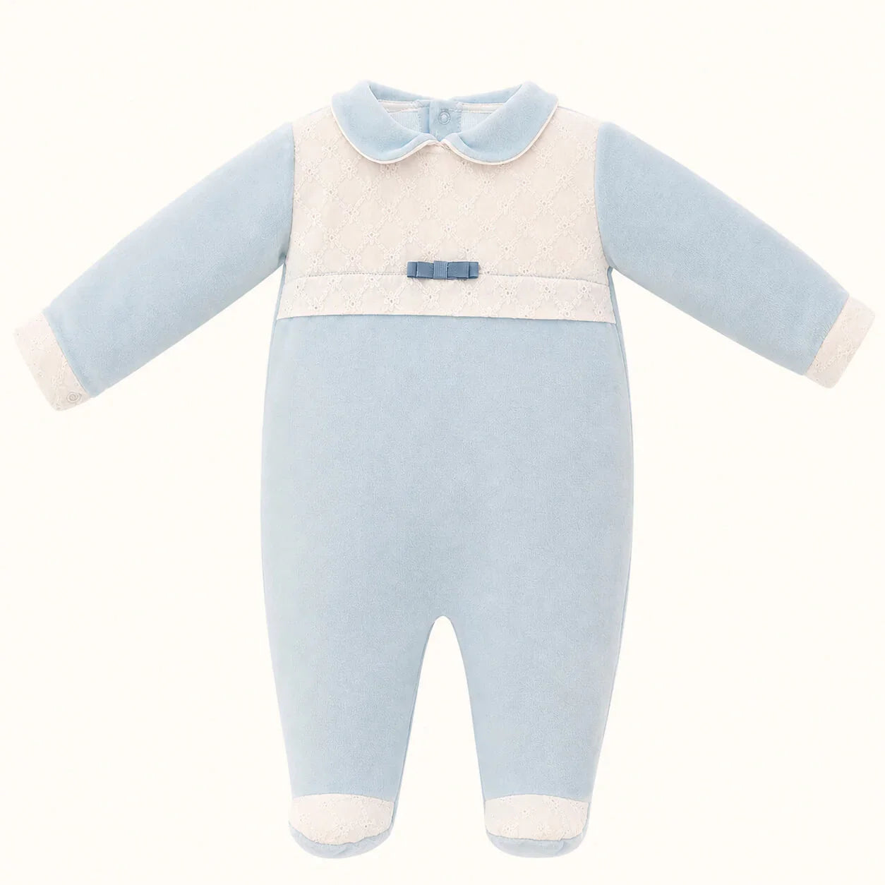 babygrow de veludo azul para bebé menino, com gola e detalhes em renda branca, manga comprida