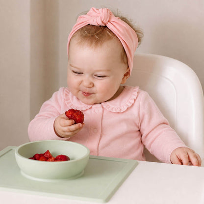 bebé a comer morango vestida com camisola de gola sweet rosa, em algodão, muito confortável e prático para bebés dos 12 meses aos 48 meses