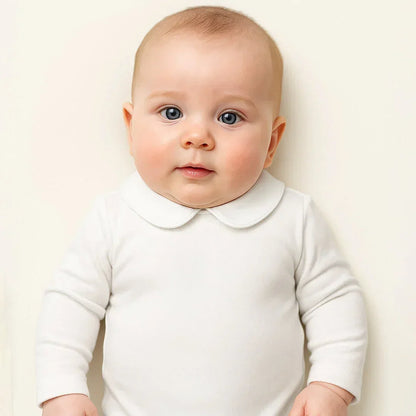 Menino com Body algodão branco, confortável suave e fácil de vestir
