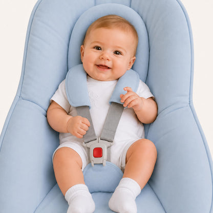Bebé sorridente em cadeira azul com cinto de segurança, roupa branca e meias, ideal para recém-nascidos