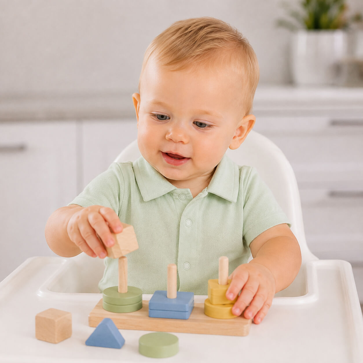 Bebé a brincar vestido com camisola de gola camisa sweet verde, manga curta, 100% algodão macio e confortável, ideal para quando deixar a fralda