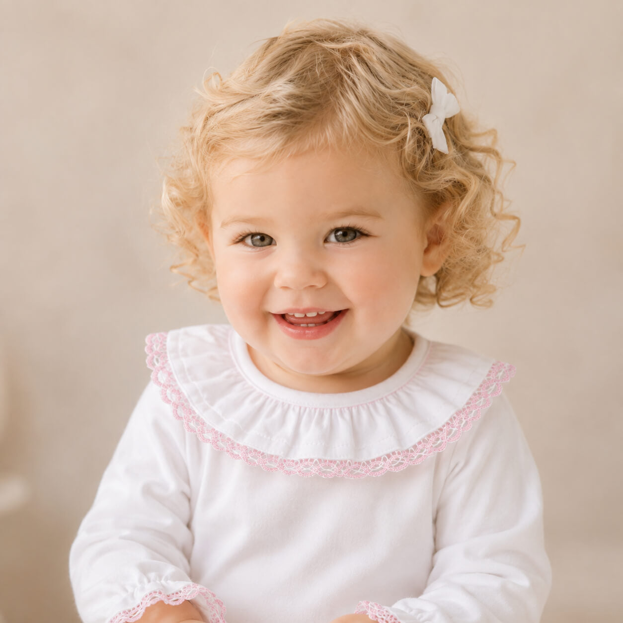 bebé menina vestida comcamisola de gola para bebé com gola folho branco e renda candy rosa, malha super macia e ideal para os 12 meses aos 48 meses