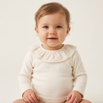 bebé com camisola com golinha em bordado inglês tudo em algodão, super confortável para bebés dos 12 aos 48 meses