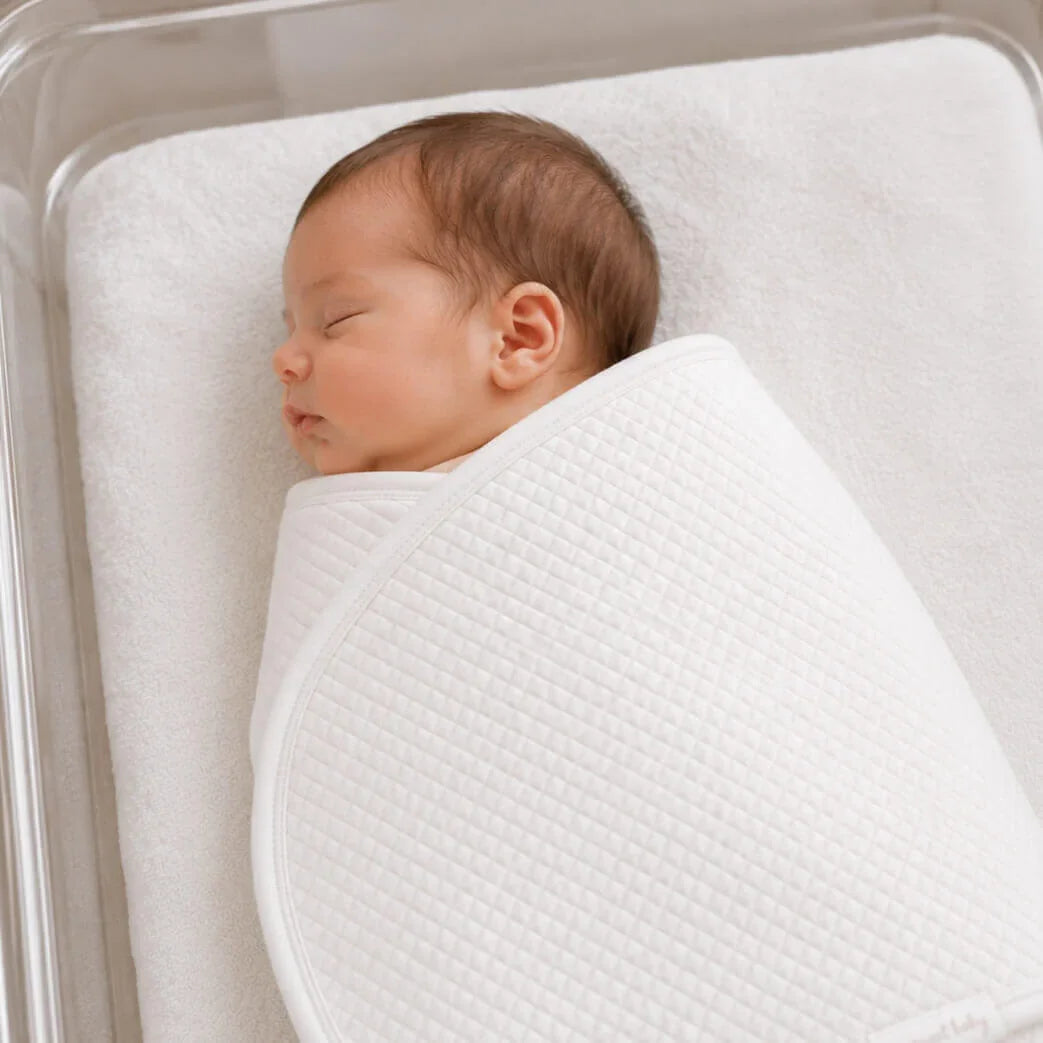 Bebé recém-nascido envolvido em manta macia branco, exterior algodão, ideal para para os dias mais frios