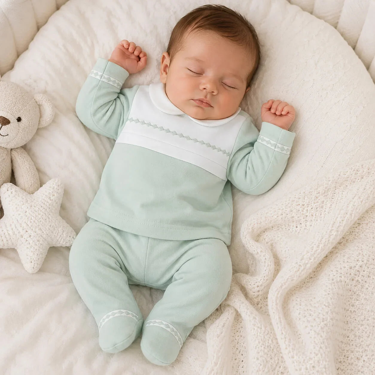 Bebé dormindo em roupa de bebé verde-água com detalhes brancos, confortável e macia, ideal para recém-nascidos.