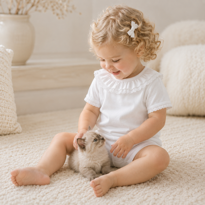 Bebé vestido com camisola com gola folho branco em malha algodão, a brincar com um gato