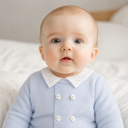 bebê vestindo babygrow azul claro com gola branca rendada, ideal para recém-nascidos