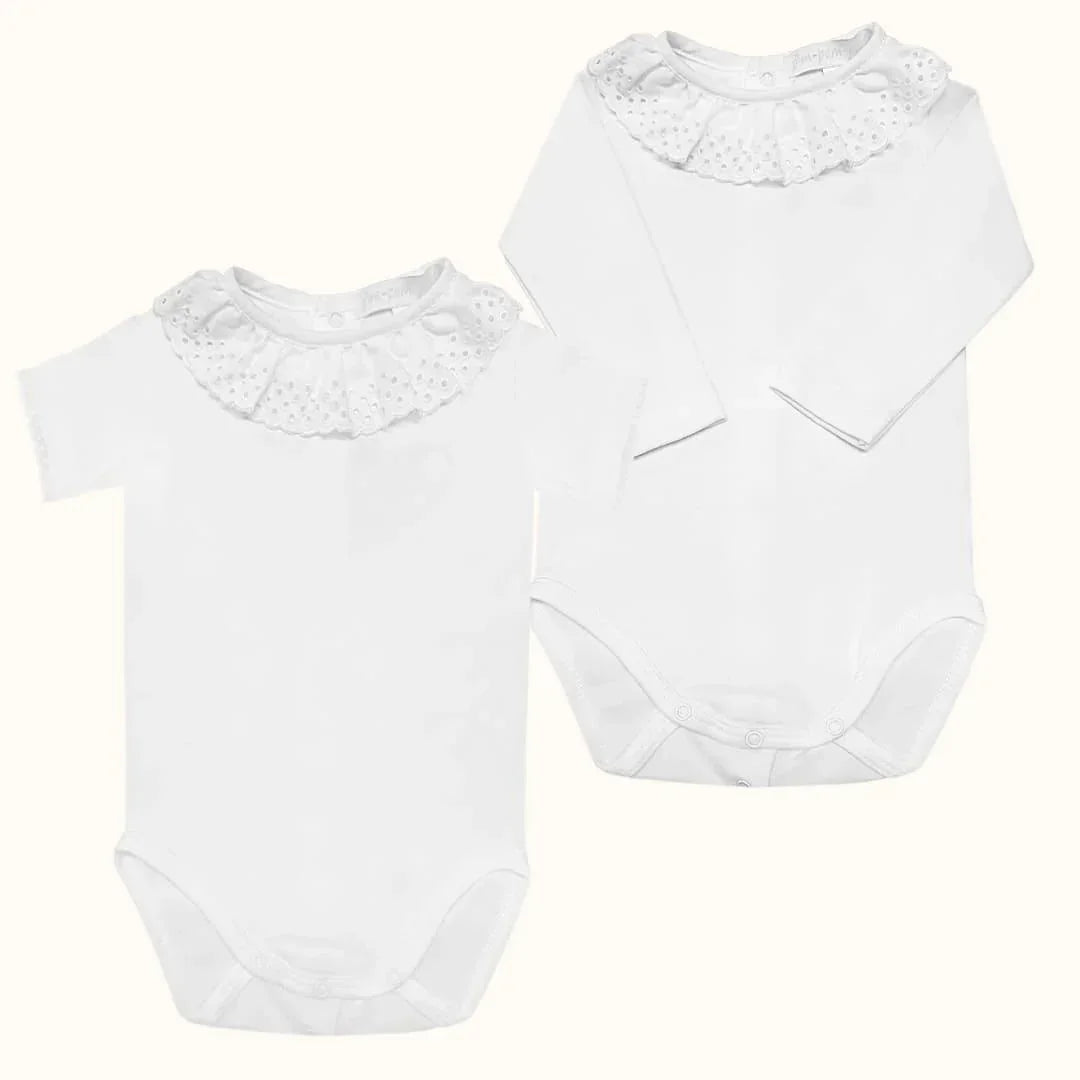 Bodies de bebé brancos com gola rendada, manga curta e longa, roupas confortáveis para recém-nascido.