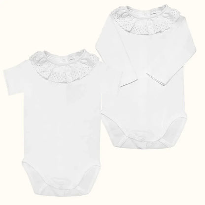 Bodies de bebé brancos com gola rendada, manga curta e longa, roupas confortáveis para recém-nascido.