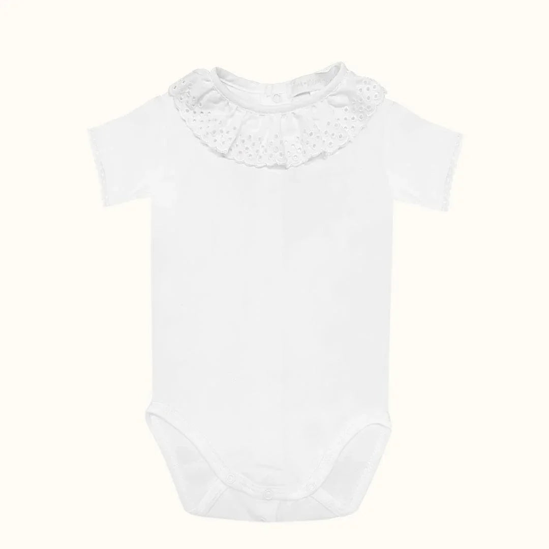 Body de bebê branco com gola rendada, manga curta, ideal para verão e enxoval.