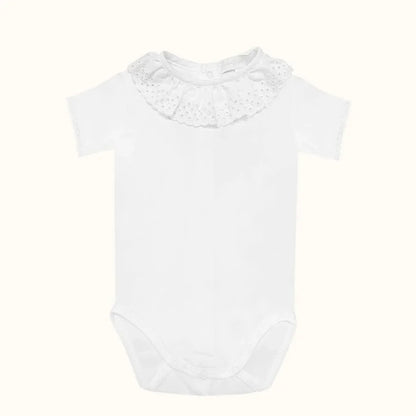 Body de bebê branco com gola rendada, manga curta, ideal para verão e enxoval.