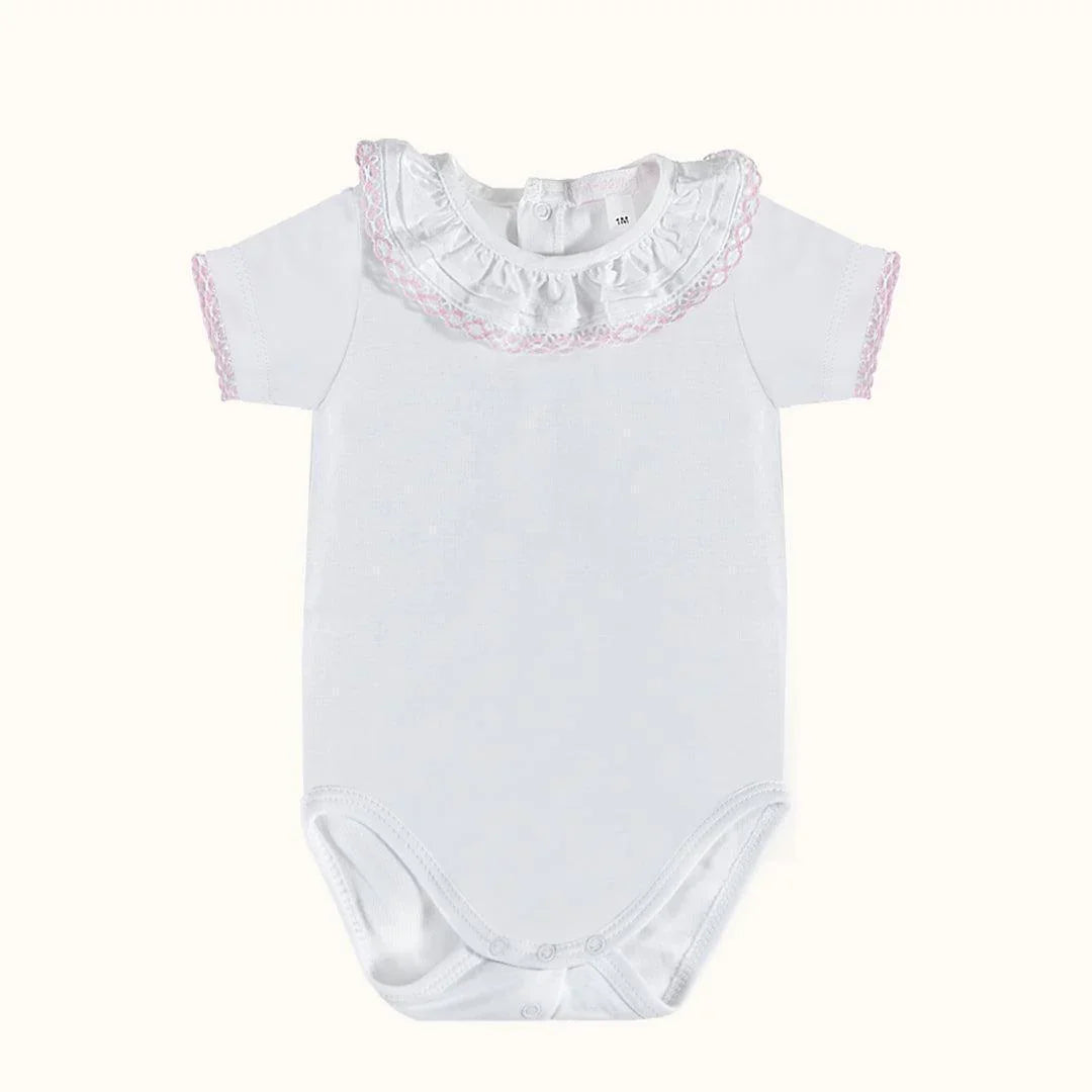 Body de bebê branco com gola babado e detalhes rosa, mangas curtas, para verão