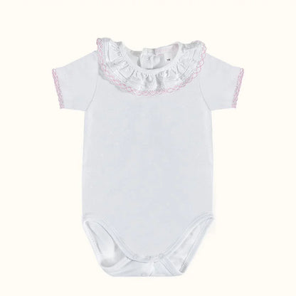 Body de bebê branco com gola babado e detalhes rosa, mangas curtas, para verão