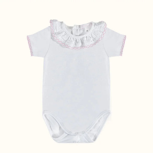 Body de bebê branco com gola babado e detalhes rosa, mangas curtas, para verão