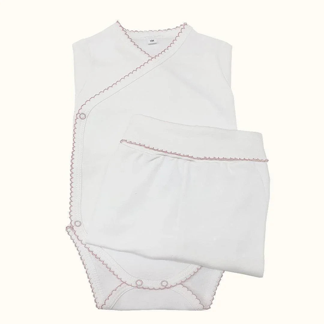 Conjunto de body e calça branco básico para bebê, com detalhes em rosa velho.
