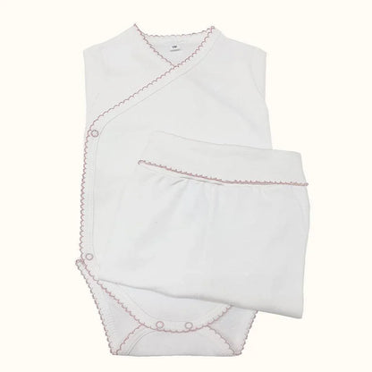 Conjunto de body e calça branco básico para bebê, com detalhes em rosa velho.