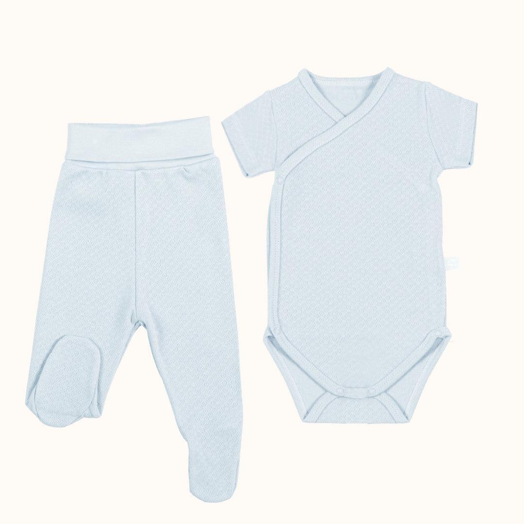 Conjunto de roupa de bebê azul claro com body de manga curta e calça com pés, algodão macio.
