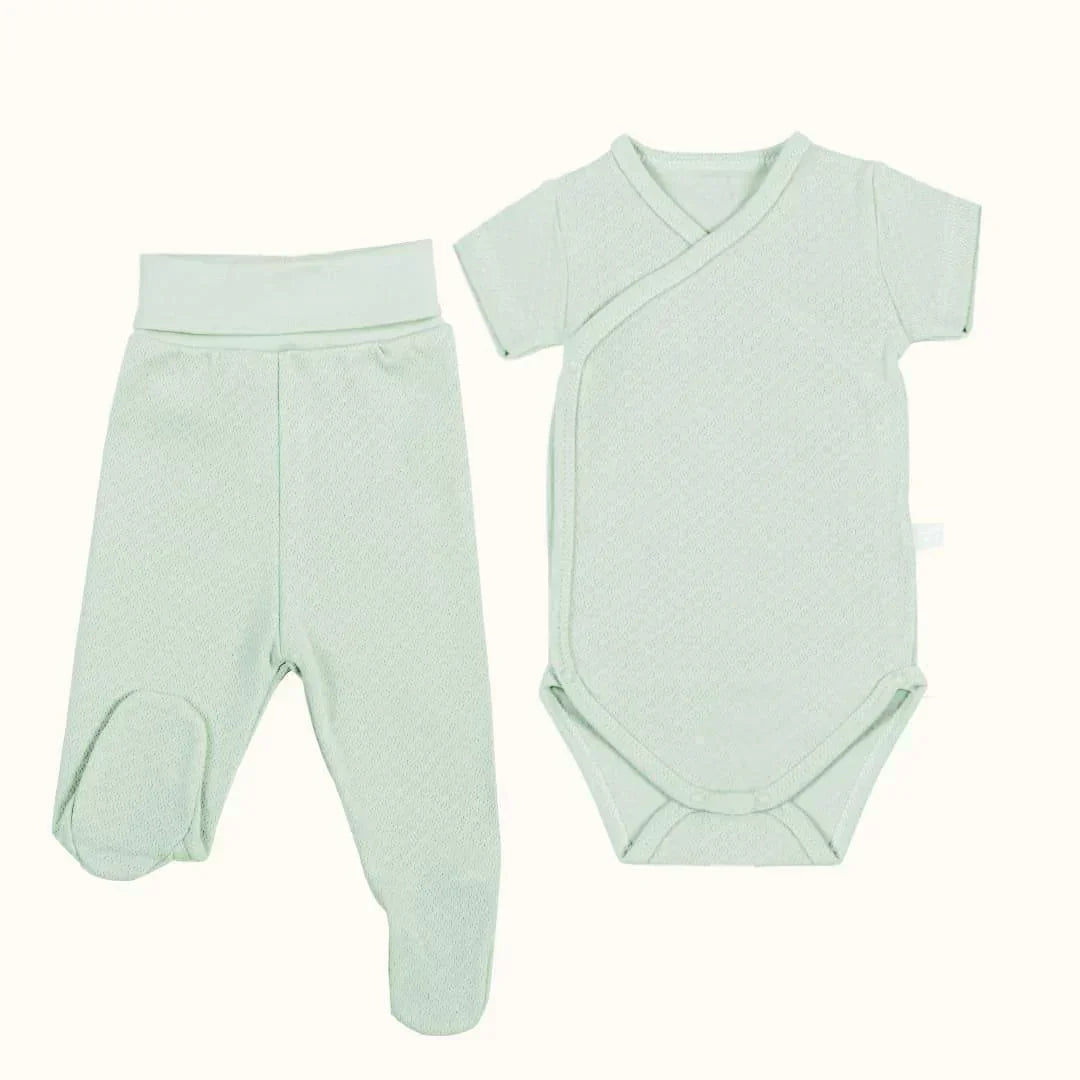 Conjunto de bebé verde claro com body manga curta transpassado e calça com pés