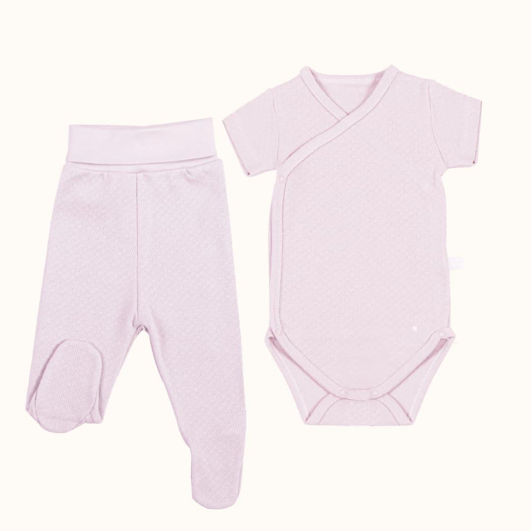 Conjunto de roupa de bebê rosa claro com body de manga curta e calça com pés, algodão macio.
