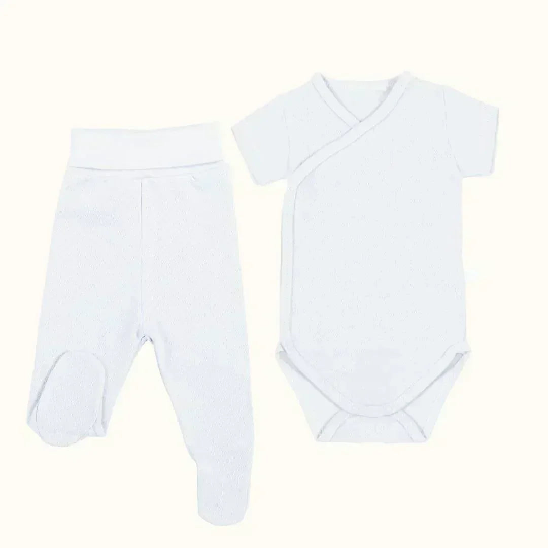 Conjunto de bebê branco com body de manga curta e calça com pés, roupa confortável para recém-nascido.