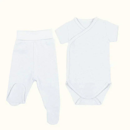 Conjunto de bebê branco com body de manga curta e calça com pés, roupa confortável para recém-nascido.