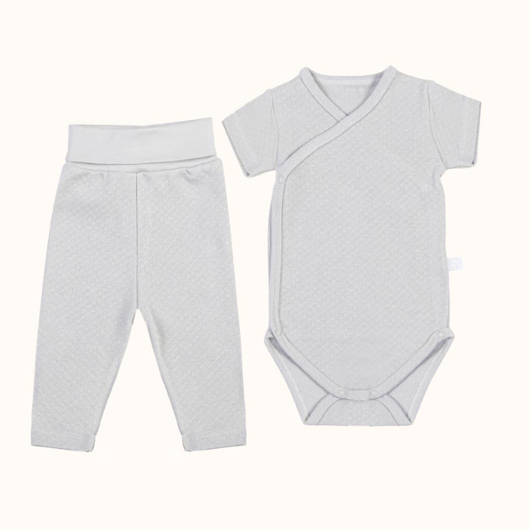 Conjunto de bebê: body manga curta envelope e calça sem pés em malha cinza claro.