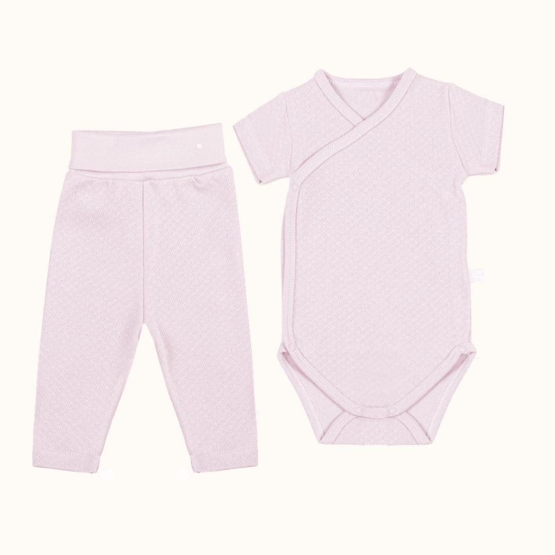 Conjunto de bebé rosa com body de manga curta e calça sem pés, roupa confortável para recém-nascido.