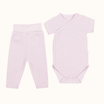 Conjunto de bebé rosa com body de manga curta e calça sem pés, roupa confortável para recém-nascido.