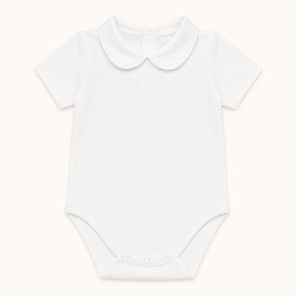 body para bebé com gola Peter Pan branco com abertura até abaixo para facilitar a troca de roupa
