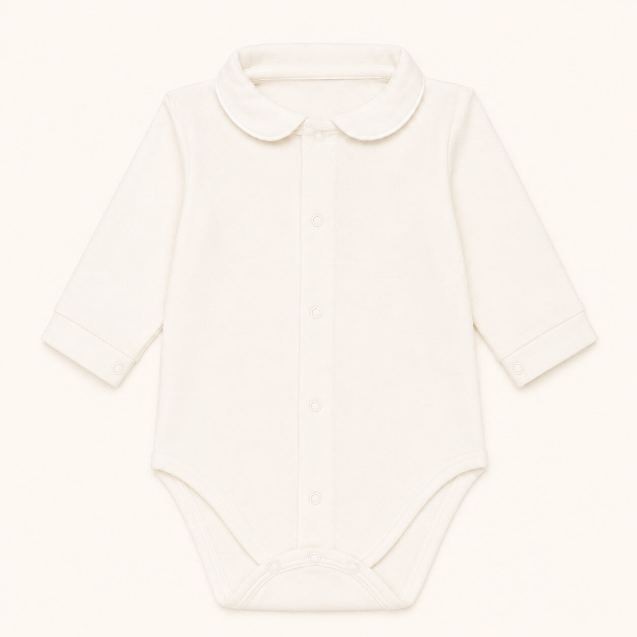 body com gola redonda em malha algodão bege, ideal para bebés de 1 mês aos 24 meses. Sem etiquetas irritantes no decote e abrir de cima a baixo para facilitar a muda da roupa