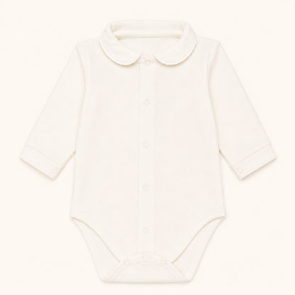 body com gola redonda em malha algodão bege, ideal para bebés de 1 mês aos 24 meses. Sem etiquetas irritantes no decote e abrir de cima a baixo para facilitar a muda da roupa