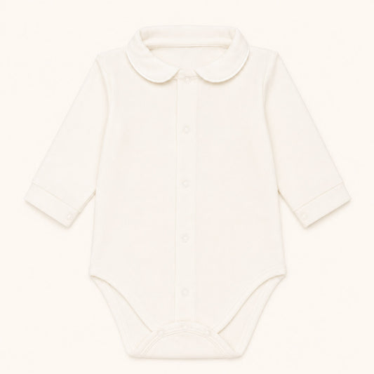 body com gola redonda em malha algodão bege, ideal para bebés de 1 mês aos 24 meses. Sem etiquetas irritantes no decote e abrir de cima a baixo para facilitar a muda da roupa