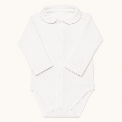body com gola redonda em malha algodão branco, ideal para bebés de 1 mês aos 24 meses. Sem etiquetas irritantes no decote e abrir de cima a baixo para facilitar a muda da roupa