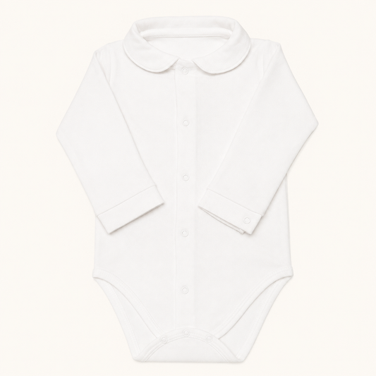body com gola redonda em malha algodão branco, ideal para bebés de 1 mês aos 24 meses. Sem etiquetas irritantes no decote e abrir de cima a baixo para facilitar a muda da roupa