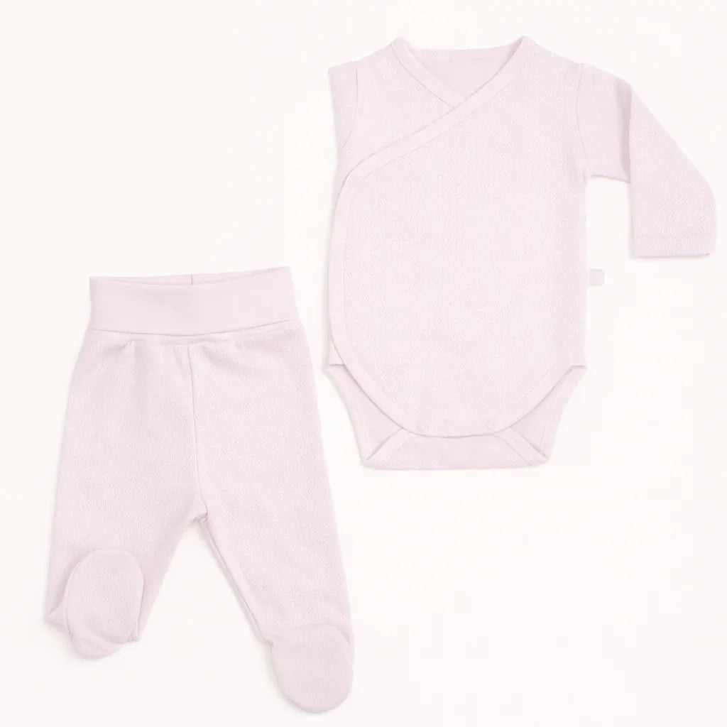 Conjunto de body cruzado e calça rosa para bebé, manga longa, tecido suave e confortável.