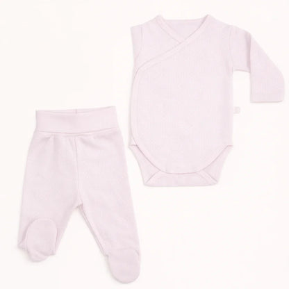 Conjunto de body cruzado e calça rosa para bebé, manga longa, tecido suave e confortável.