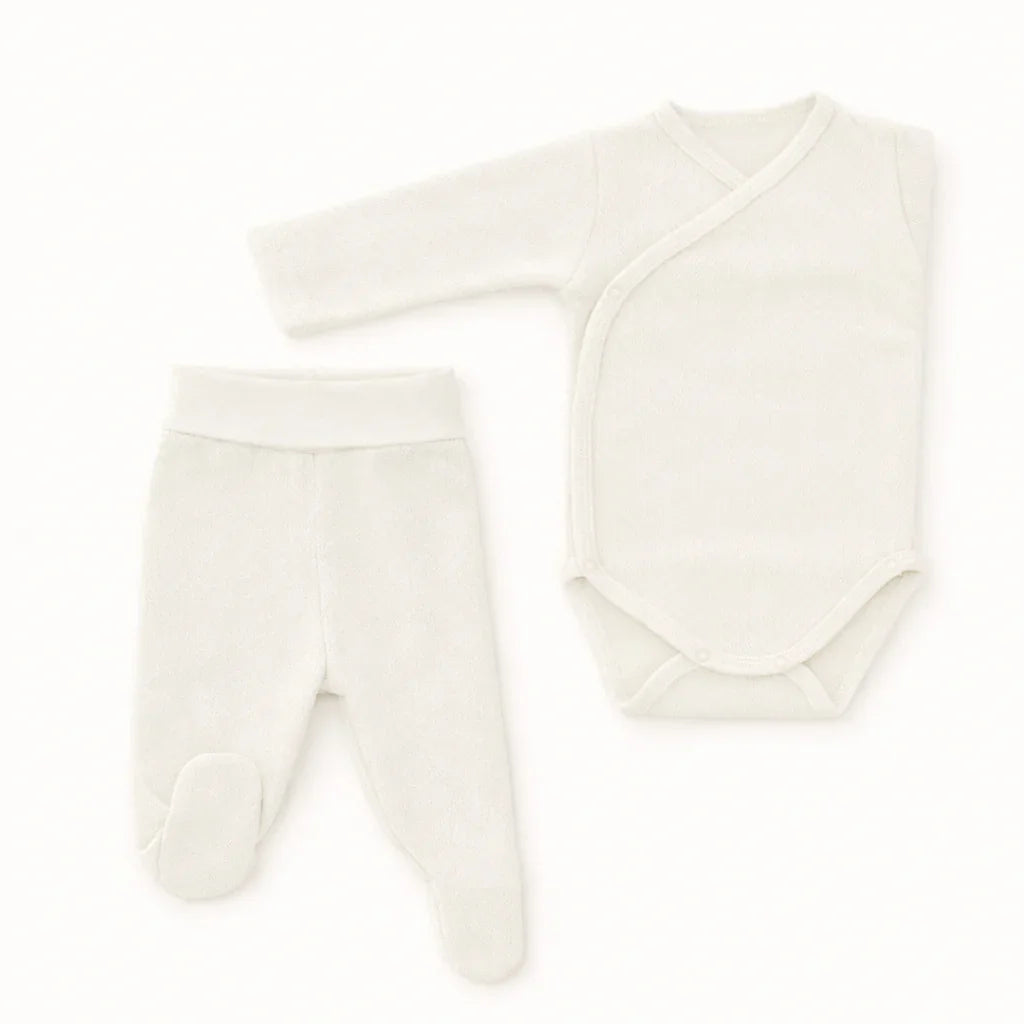 Conjunto de body cruzado e calça de malha bege para bebê, confortável e suave.