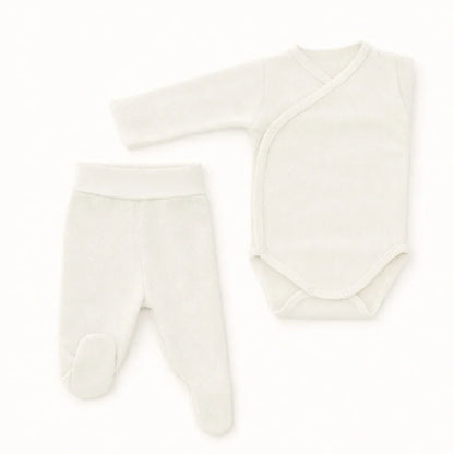 Conjunto de body cruzado e calça de malha bege para bebê, confortável e suave.