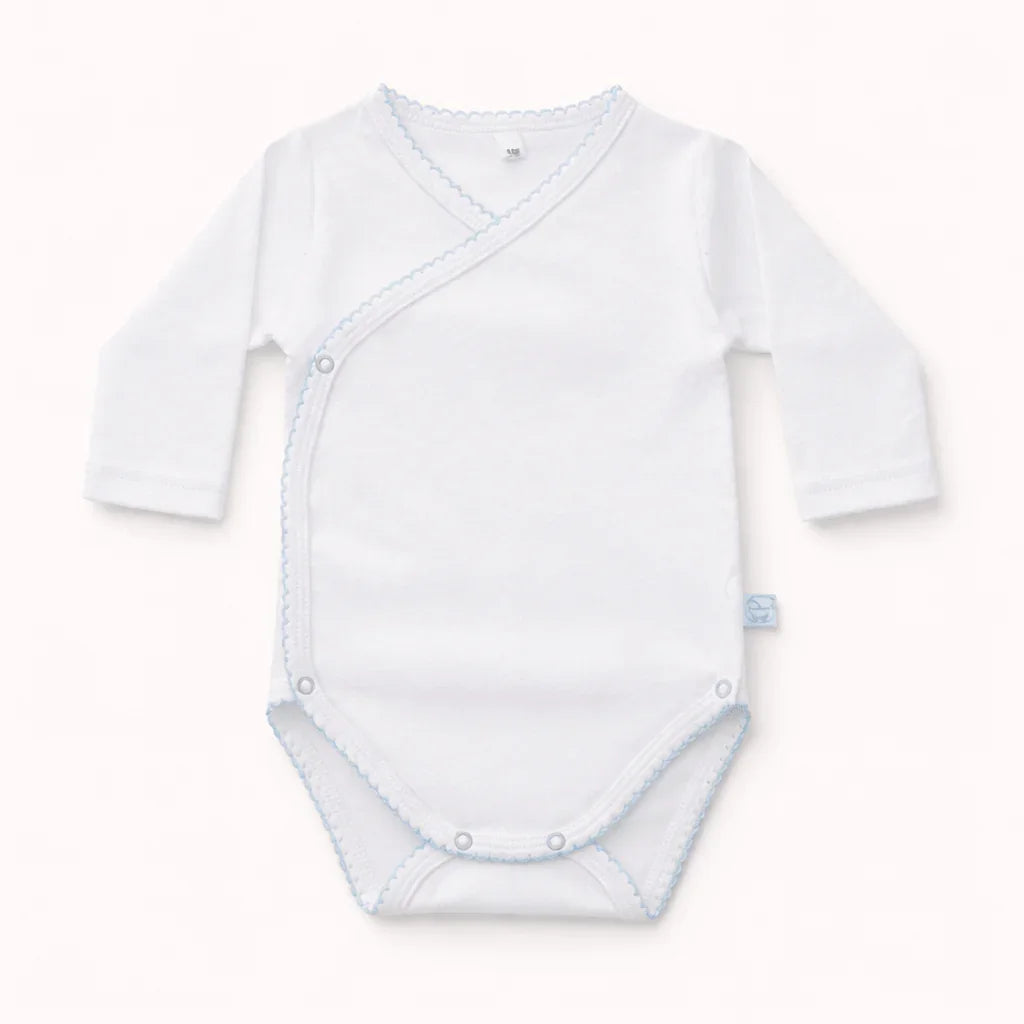 Body de bebê branco cruzado com mangas longas e acabamento azul claro
