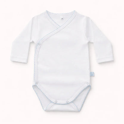 Body de bebê branco cruzado com mangas longas e acabamento azul claro