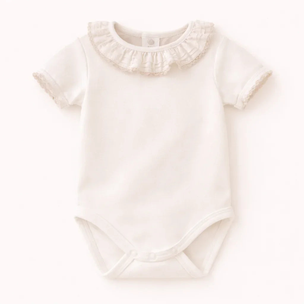 Body de bebe bege com gola folho e mangas curtas, roupa confortável para recém-nascido e usar no verão