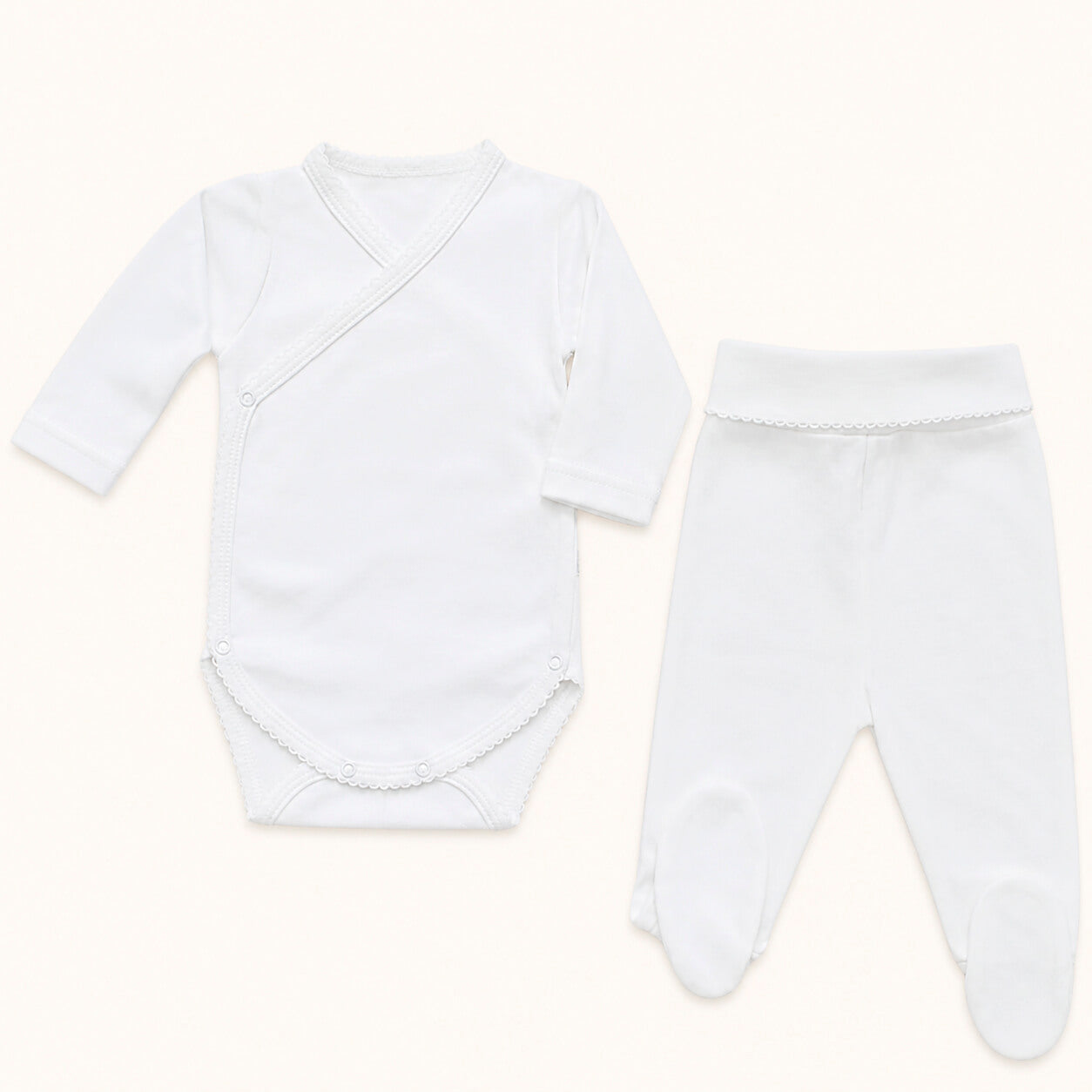 Conjunto de body e calça branco em algodão para bebê, manga longa, confortável.