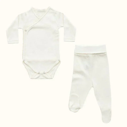 Conjunto de body de manga longa e calça básicos em algodão bege para bebê, fundo claro.
