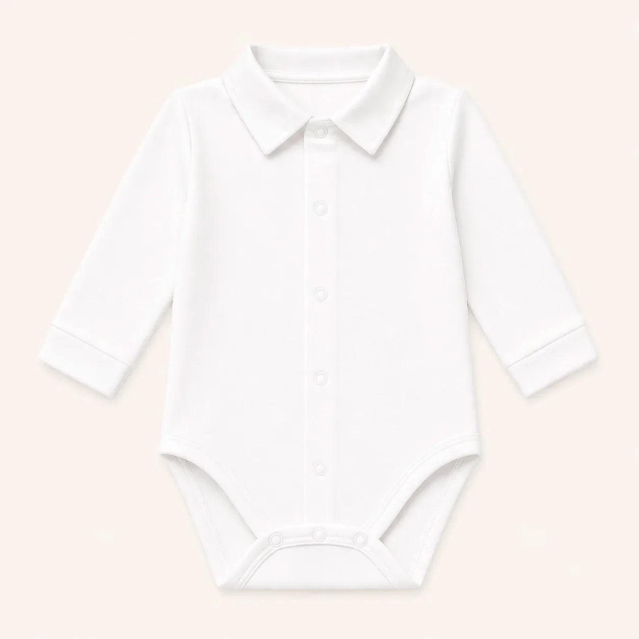 Body de bebé branco com gola, manga comprida e molas frontais, roupa confortável para menino.