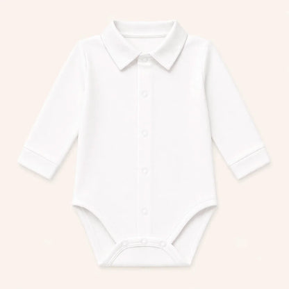 Body de bebé branco com gola, manga comprida e molas frontais, roupa confortável para menino.