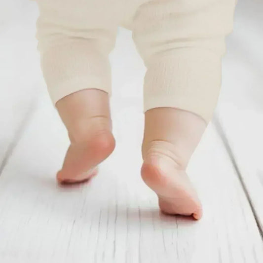 Calça de bebé sem pés bege, tecido macio, conforto para recém-nascidos em chão claro