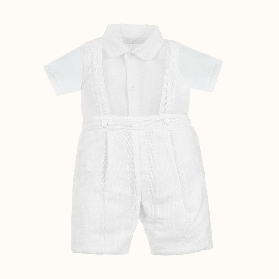 Conjunto para bebé branco com body de manga curta e calção com alças, roupa delicada.