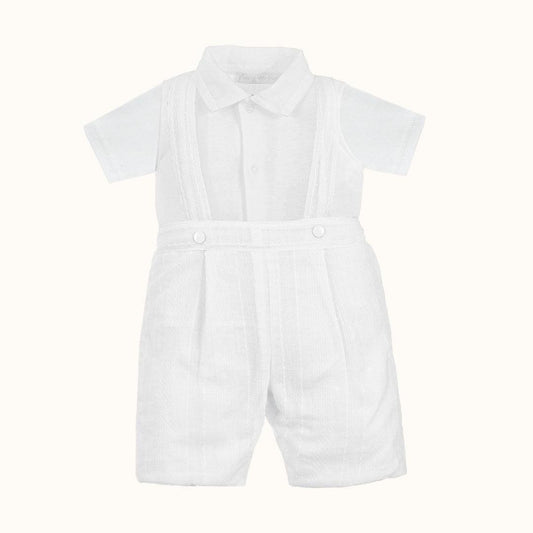 Conjunto para bebé branco com body de manga curta e calção com alças, roupa delicada.